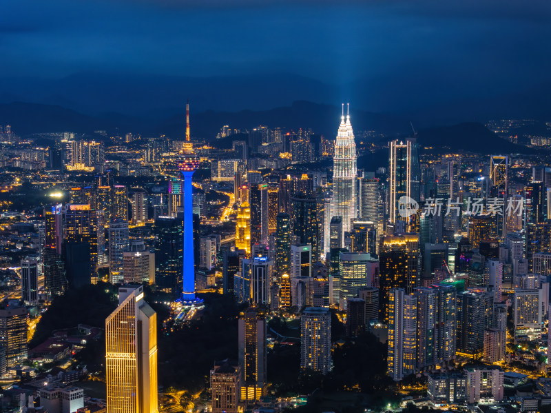 马来西亚吉隆坡莫迪卡石油双子塔夜景航拍