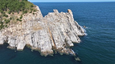 航拍威海市环翠区北环海路猫头山秋季风景