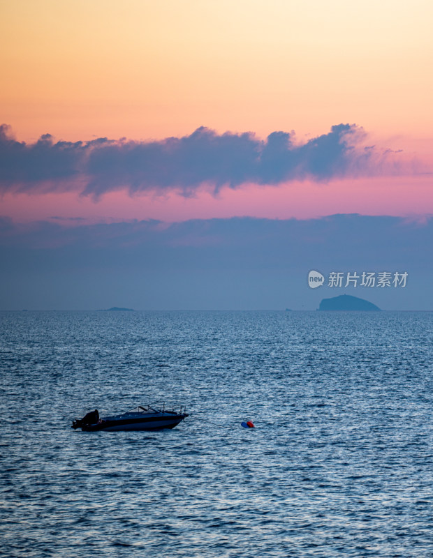 山东烟台东山栈桥海上日出前的朝霞景观