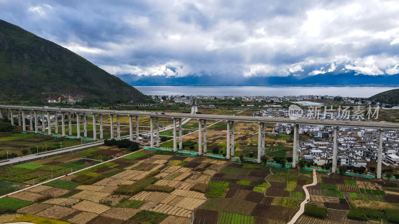 山区高架桥与公路俯瞰景象