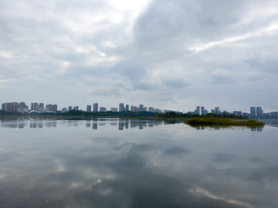 天空下湖边的风景