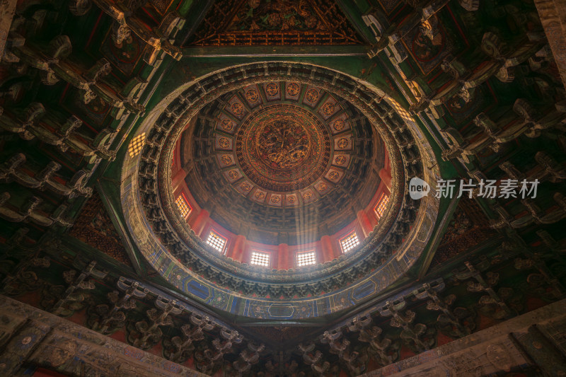 紫禁城故宫御花园万春亭蟠龙藻井光影光束