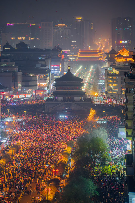 航拍西安钟楼跨年人山人海夜景