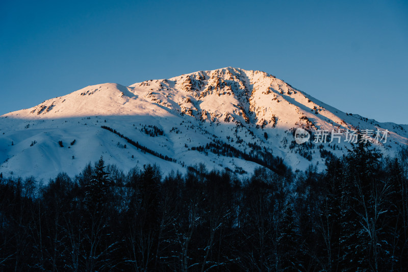 雪山日照金山