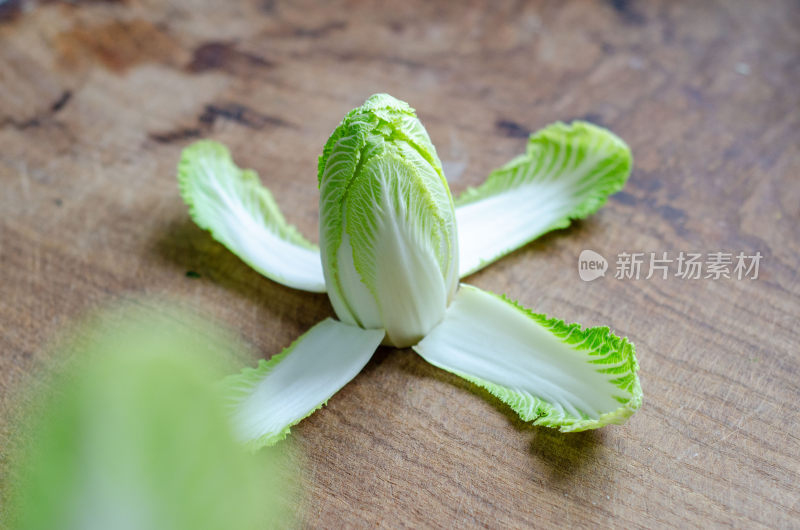 切开的白菜置于木质砧板上的景象