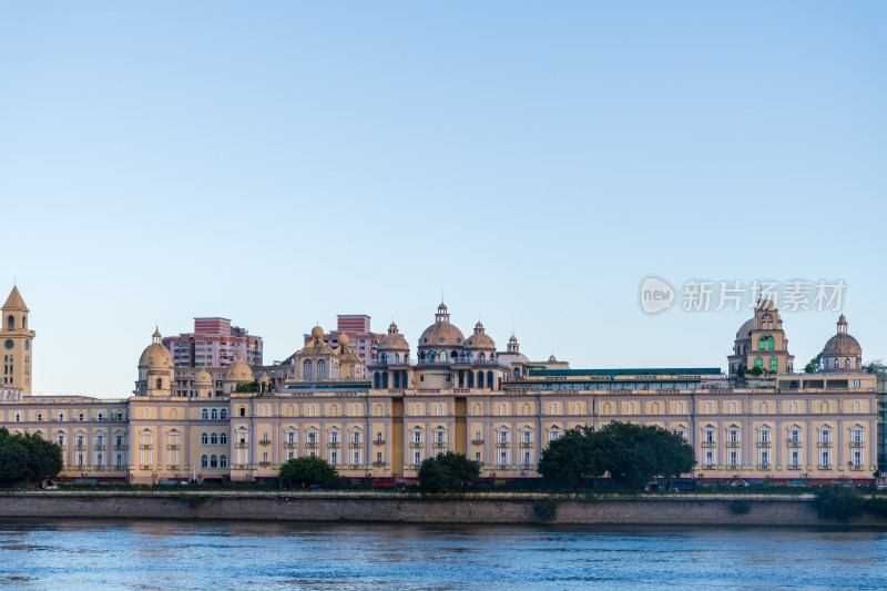 水边的欧式风格大型建筑全景