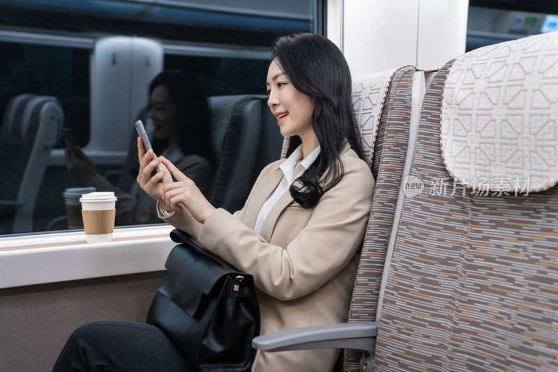 商务女士乘坐地铁使用手机