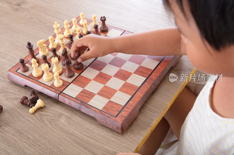 小孩子正在学习下国际象棋