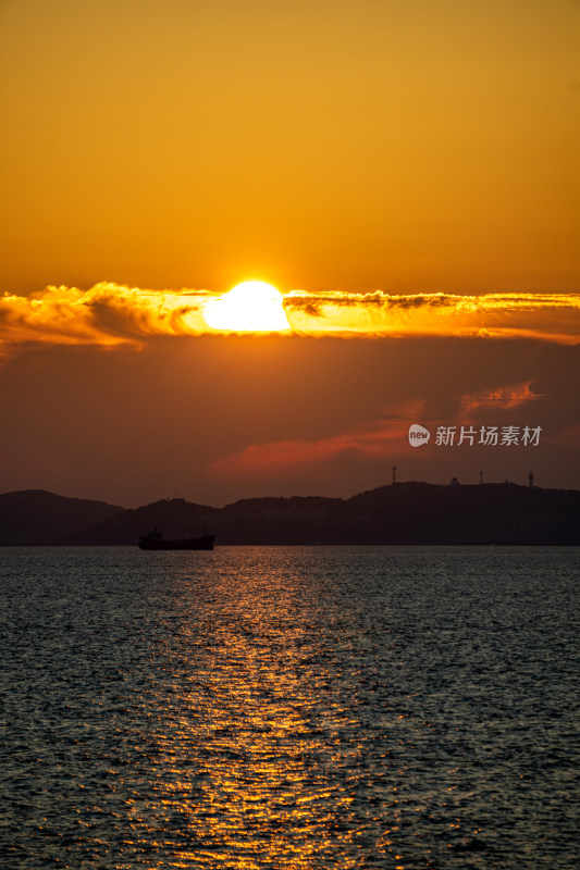 山东烟台东山栈桥海上日出海天相接一色景观