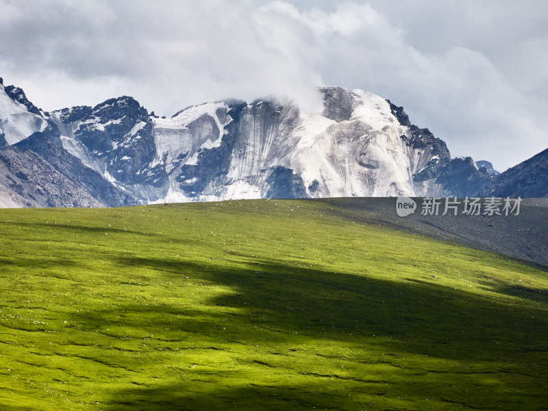 独库公路的草原美景