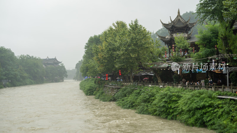 成都都江堰景区雨季的风景及游客