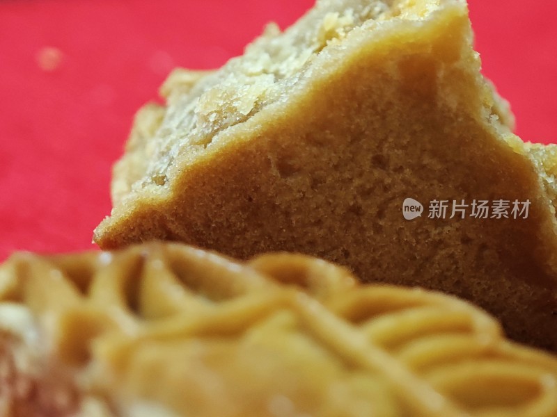 切开的月饼展示内部馅料特写