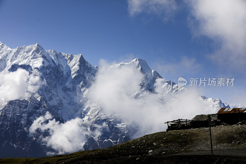 壮观的雪山景色云雾缭绕景象