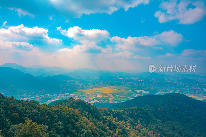 香炉峰上远眺千里沃野