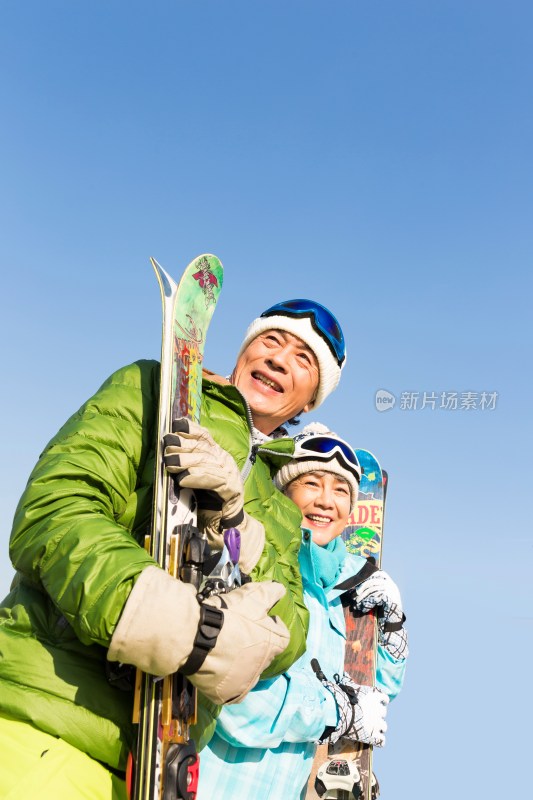 老年夫妇冬季滑雪