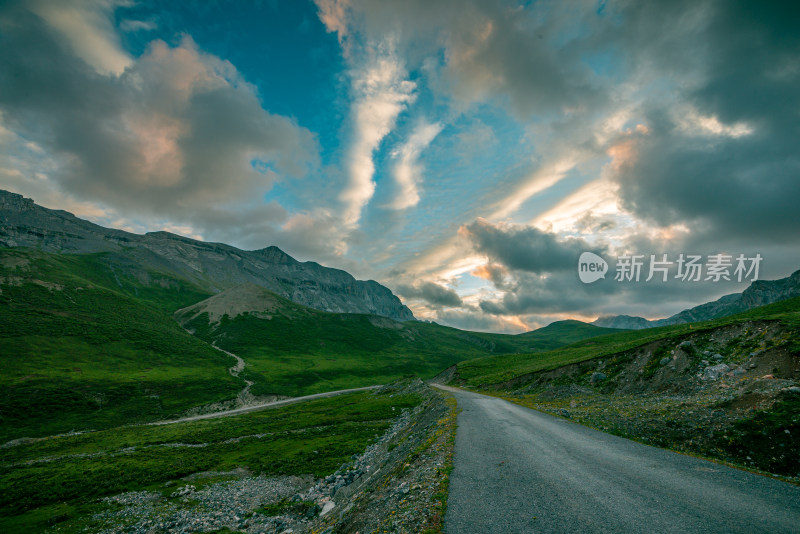 蓝天白云草原山峰公路