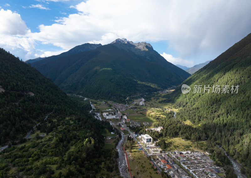 航拍山谷中的甘孜九龙县汤古镇