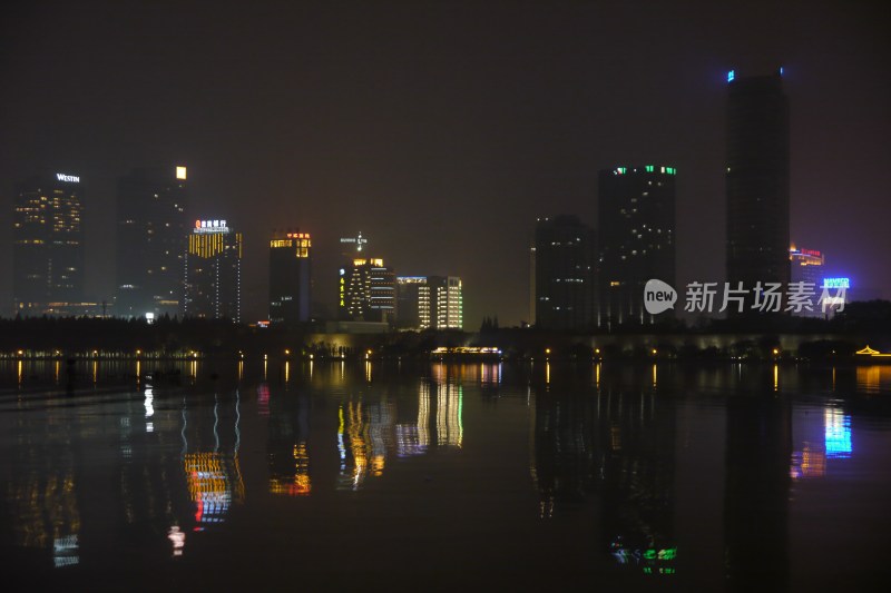 南京玄武湖畔夜景