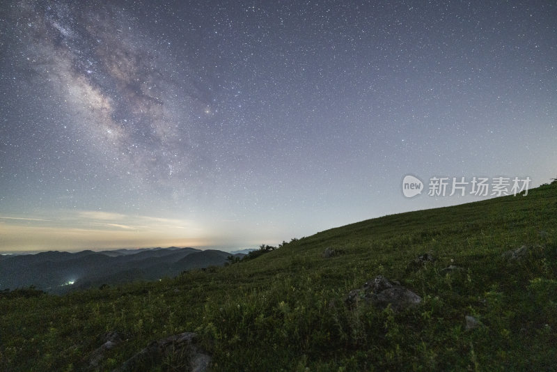 户外山坡上的璀璨星空夜景