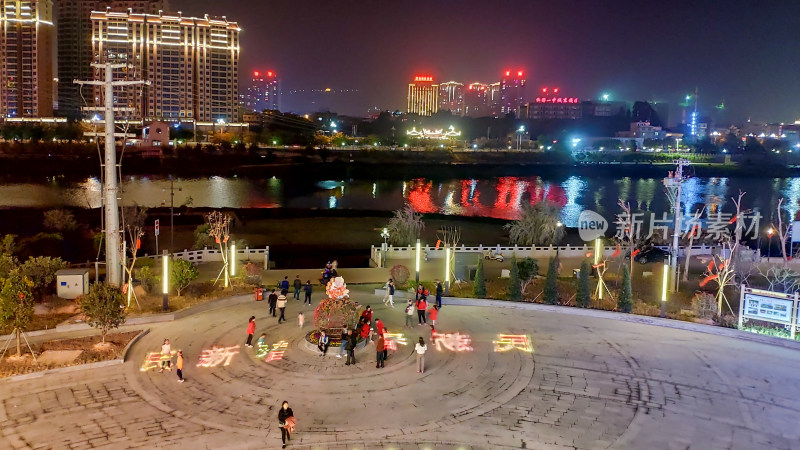 城市河畔广场夜晚人群景观