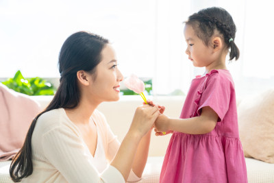 女儿送妈妈礼物