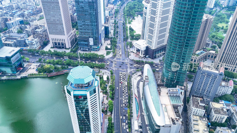 城市高楼中的交通航拍图