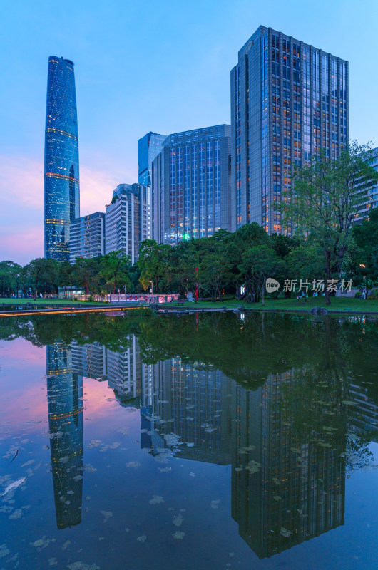 广州珠江新城花城广场公园湖泊与城市建筑