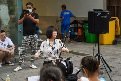 街头女子演奏二胡