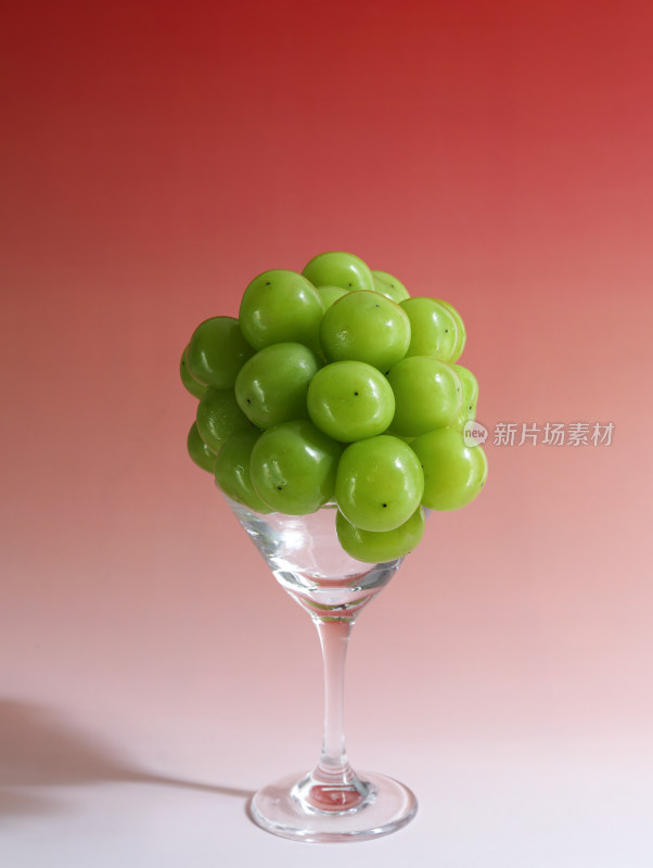 玻璃杯中的一串绿色葡萄