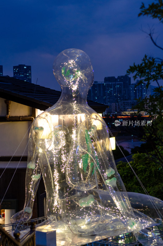 透明人坐在烟台山山坡上