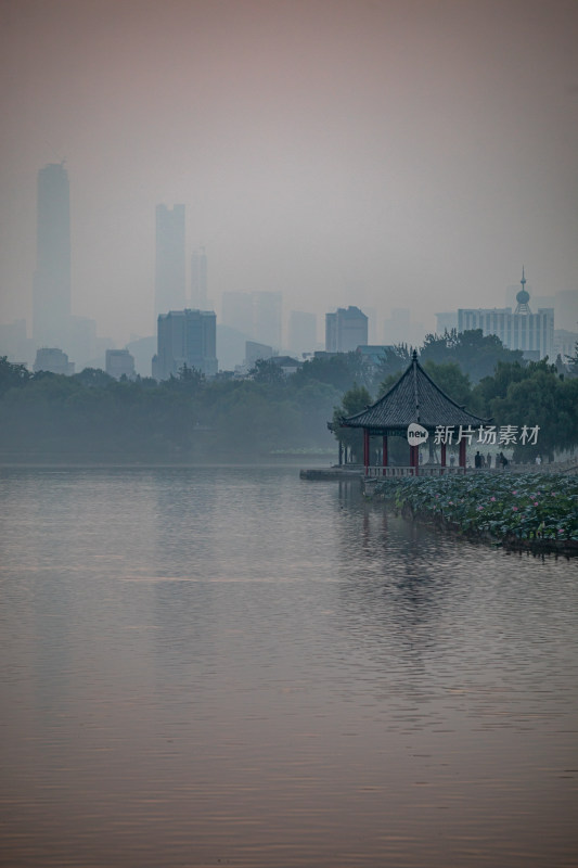 济南大明湖风景区雾色日出景点景观城市风光