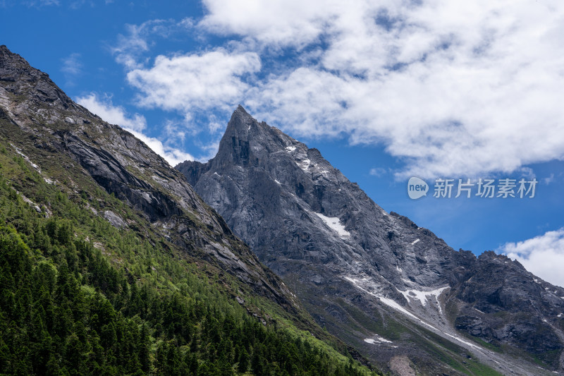 四川阿坝理县毕棚沟景区的雪山