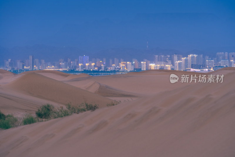 内蒙古乌海市傍晚夜景与阿拉善盟的沙漠