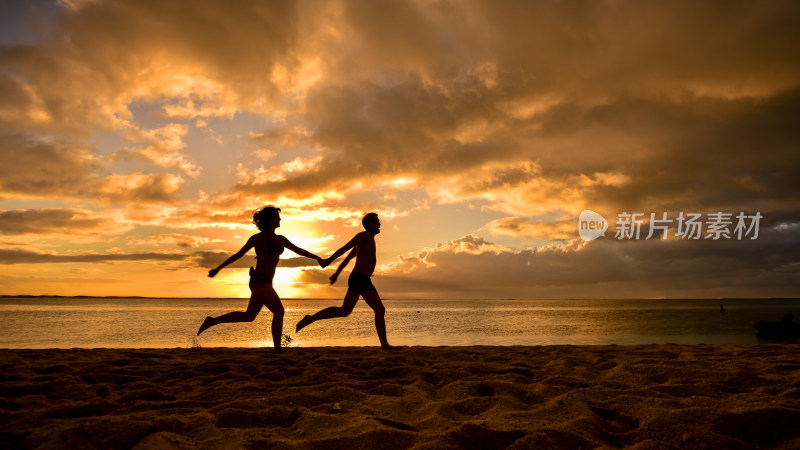 海边夕阳情侣牵手浪漫沙滩奔跑剪影