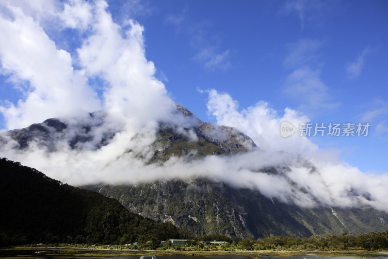 米尔福德峡湾：新西兰南岛的壮丽奇迹