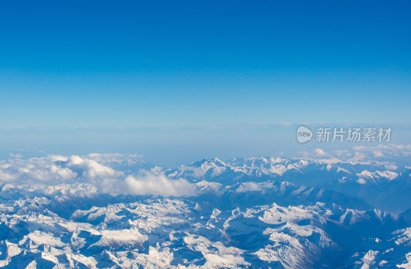 从飞机上俯瞰青藏高原连绵不绝的壮美雪山