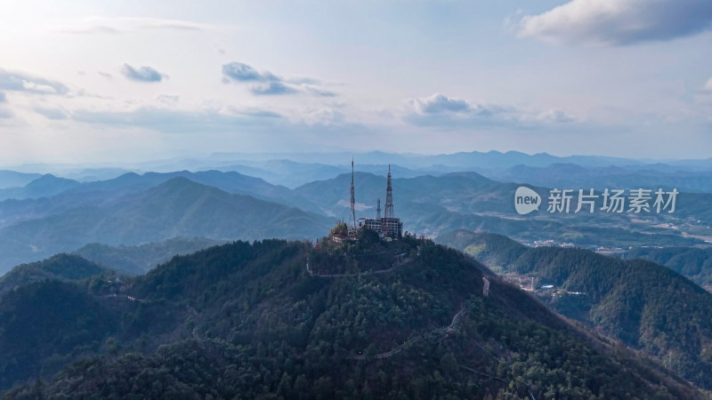 山顶建筑与连绵山脉景观