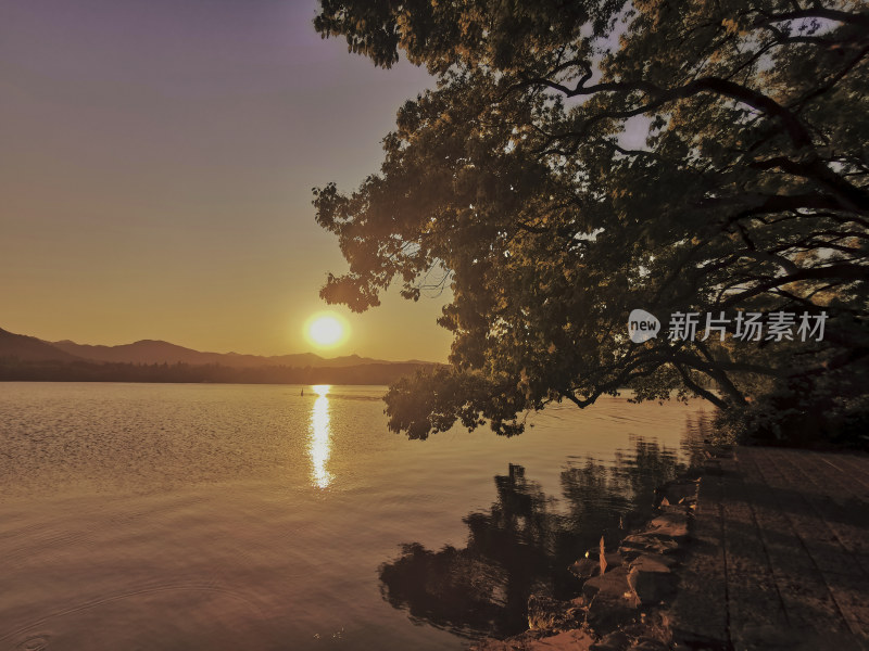 西湖的金色夕阳美景