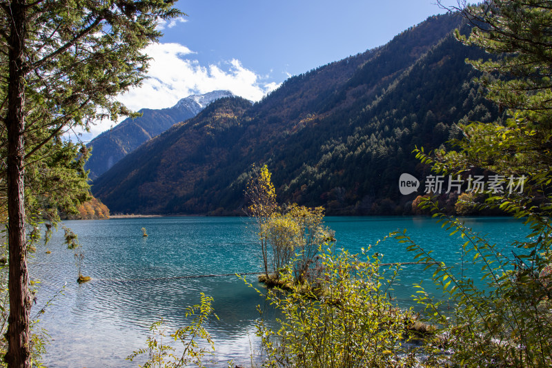 九寨沟秋色，老虎海湖光山色