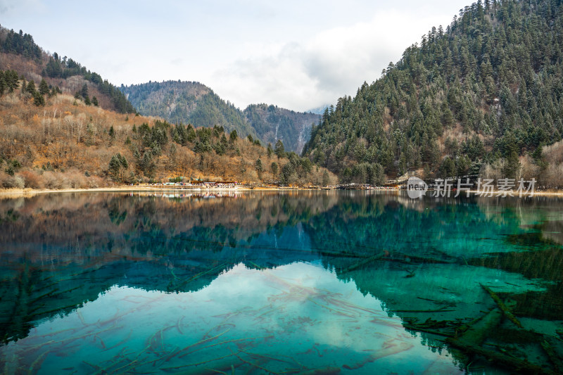 九寨沟山林环绕的清澈湖泊风光