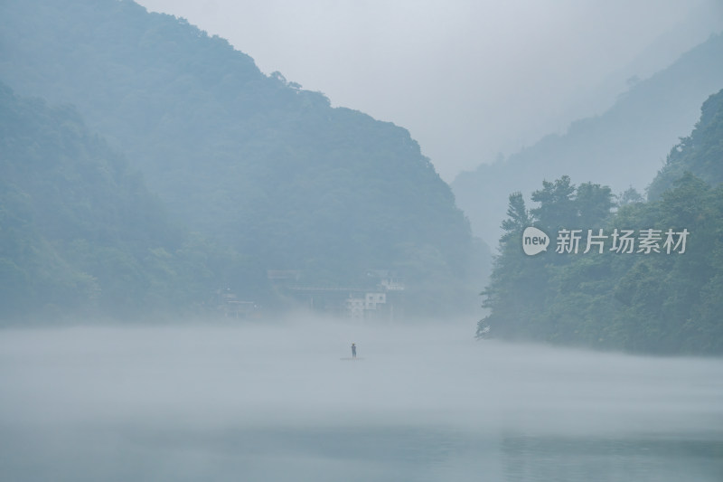 湖南郴州小东江晨雾小船薄雾笼罩下宁静之美