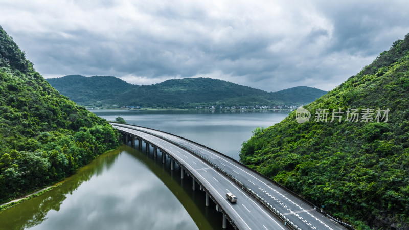 阳光下桂林山间湖泊上的高速公路大桥