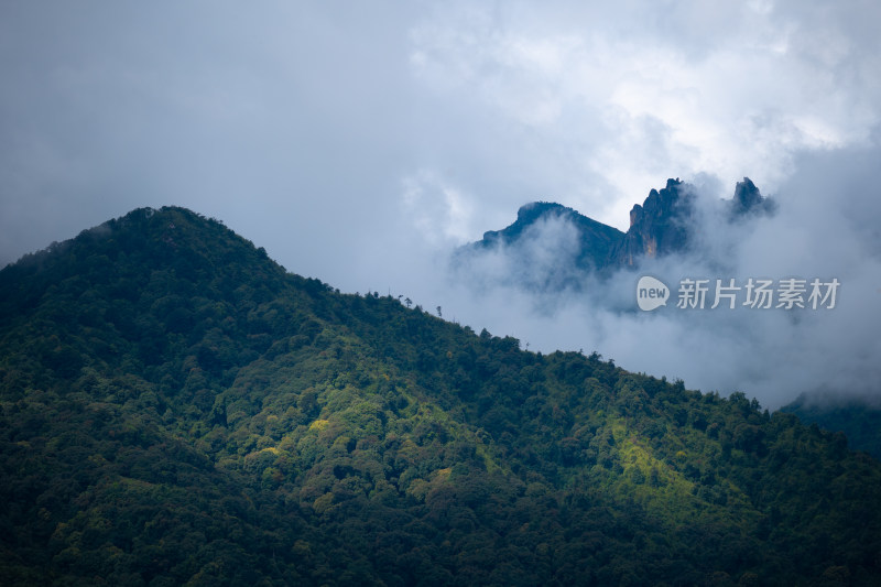 雨雾中的高山