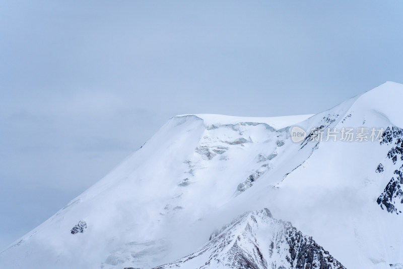 白雪覆盖的高原山地-青海果洛州阿尼玛卿山