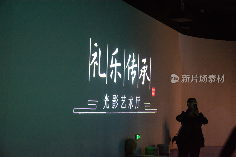 光影艺术厅内游客拍照场景