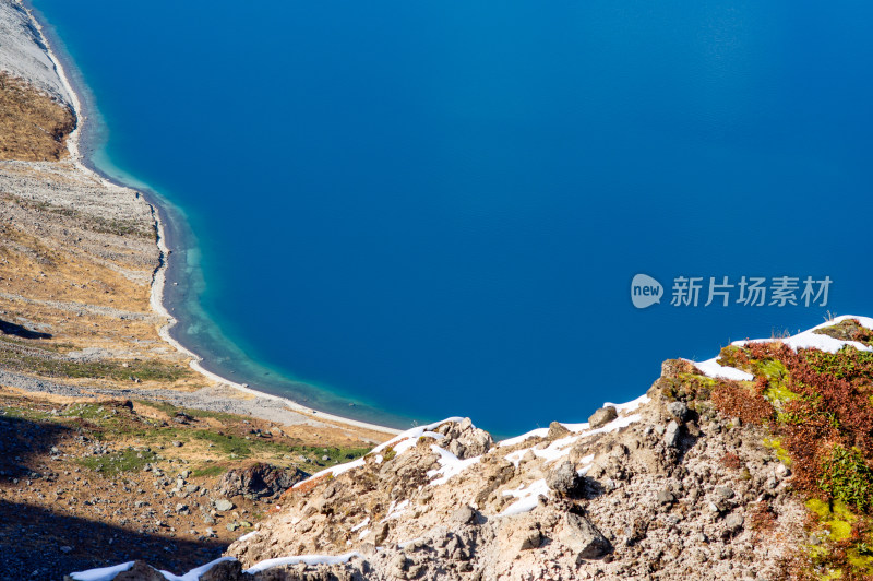 长焦拍摄长白山天池蓝色火山湖局部特写