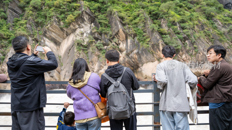 云南香格里拉虎跳峡景区及游客