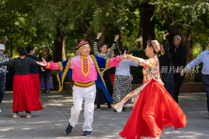 中国乌鲁木齐人民公园里跳民族舞蹈的老人