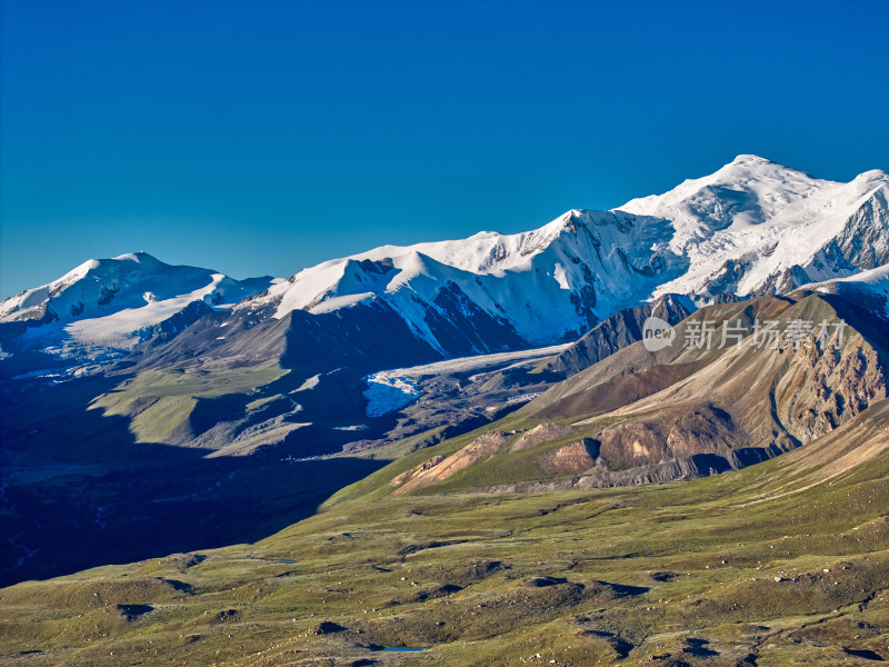 航拍阿尼玛卿雪山