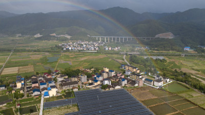 农田，稻田上空的彩虹，美丽的乡村景色